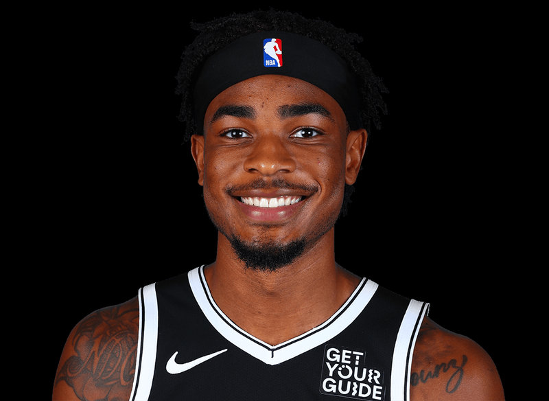 How does Nic Claxton handle larger centers in the paint?